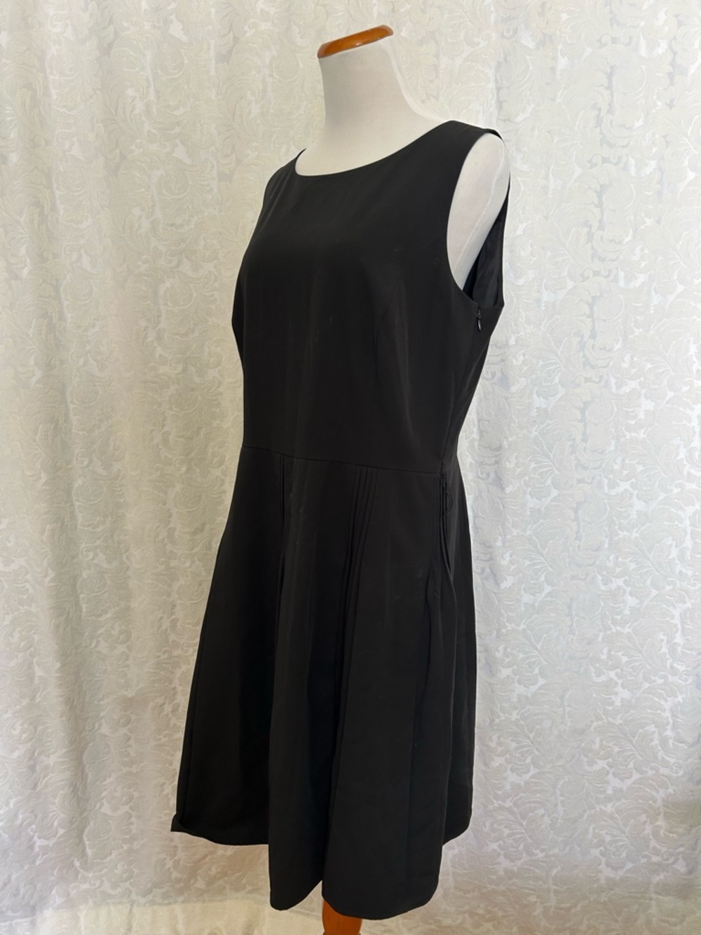 Classic Sleeveless Black Dress - Elegant Everyday Style